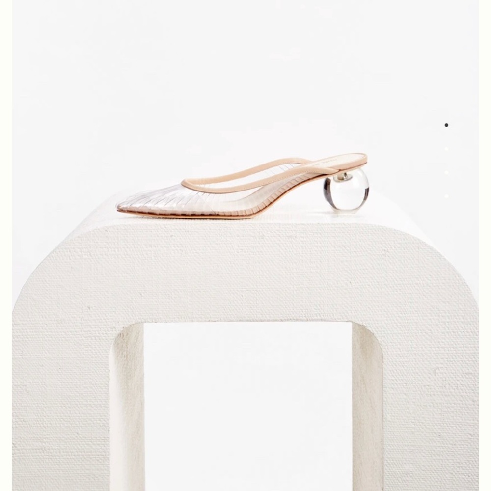Beautiful cult gaia mules, current season! They are size 39.5
